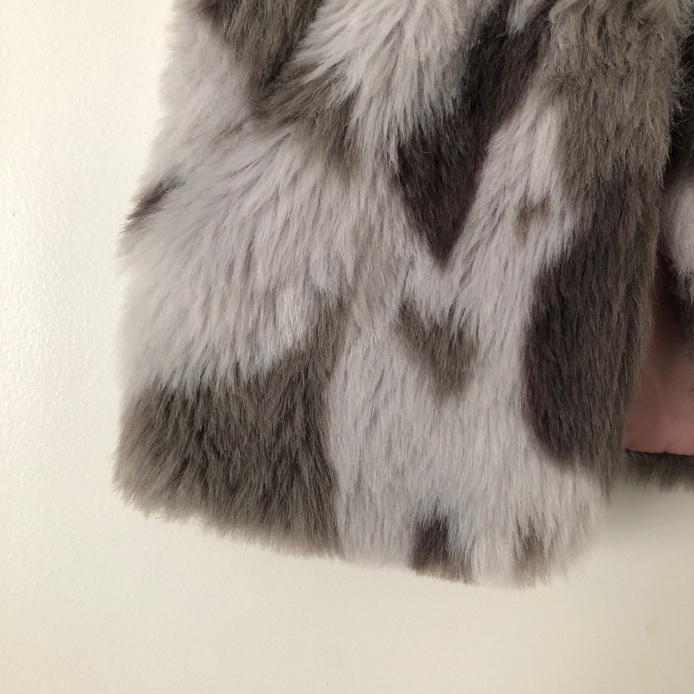 3/$10 Cynthia Rowley Girls Faux Fur Vest - Picture 3 of 6